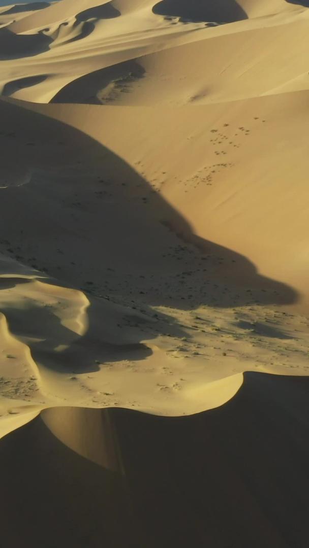 特写巴丹吉林沙漠航拍视频的预览图