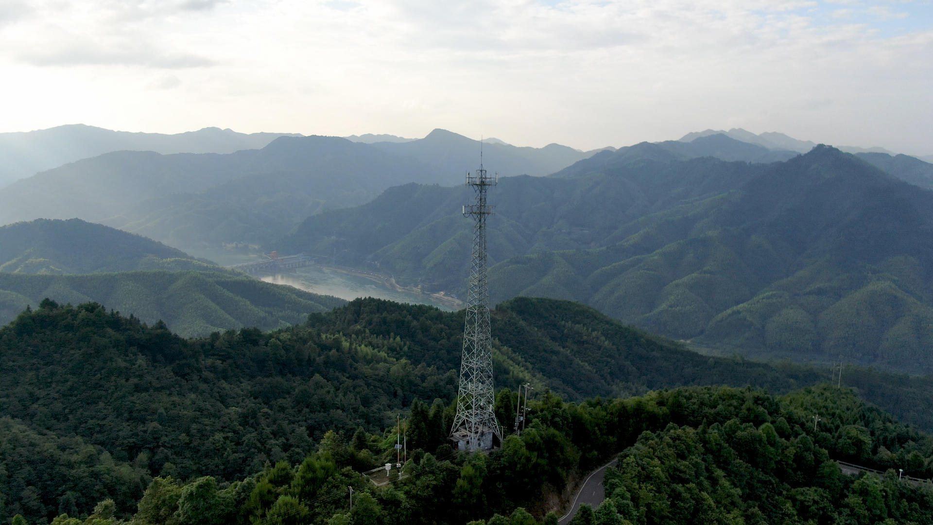 4K航拍大山中的5G信号塔视频的预览图