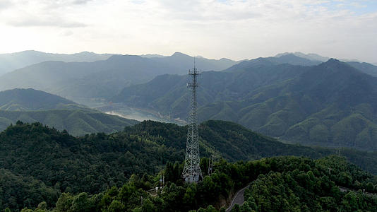 4K航拍大山中的5G信号塔视频的预览图
