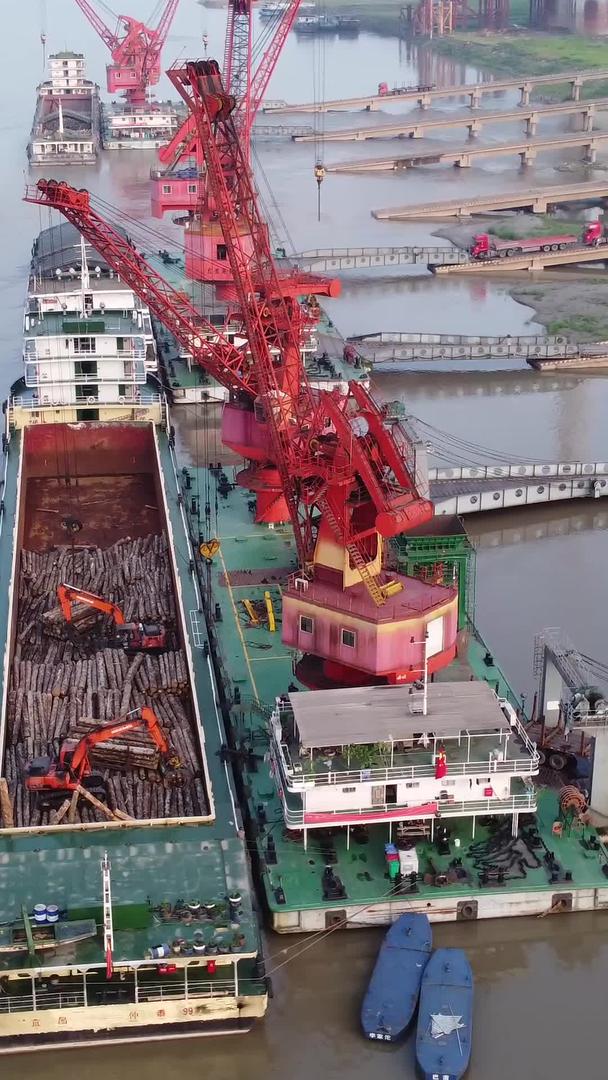 航拍码头货船木材卸载材料视频的预览图
