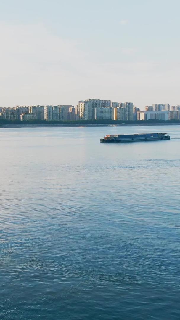 杭州夕阳下的钱塘江航拍视频的预览图