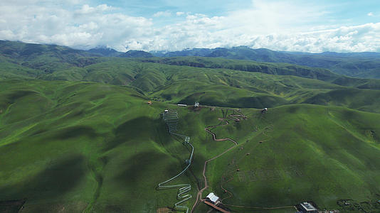 航拍新疆伊犁5A级旅游景区那拉提草原自然风光4k素材视频的预览图