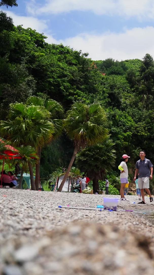 海边人物在沙滩上玩耍夏天玩水避暑视频的预览图