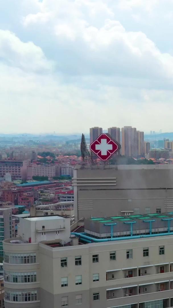 深圳城市医院上空航拍视频的预览图