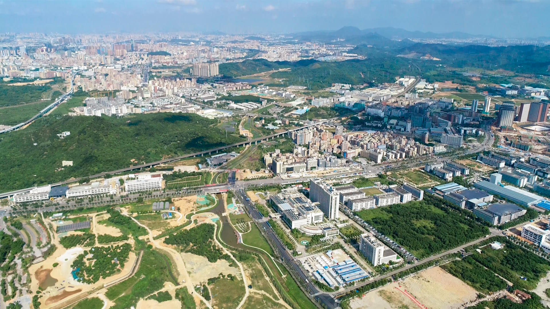 深圳光明新区建筑群航拍4K视频的预览图