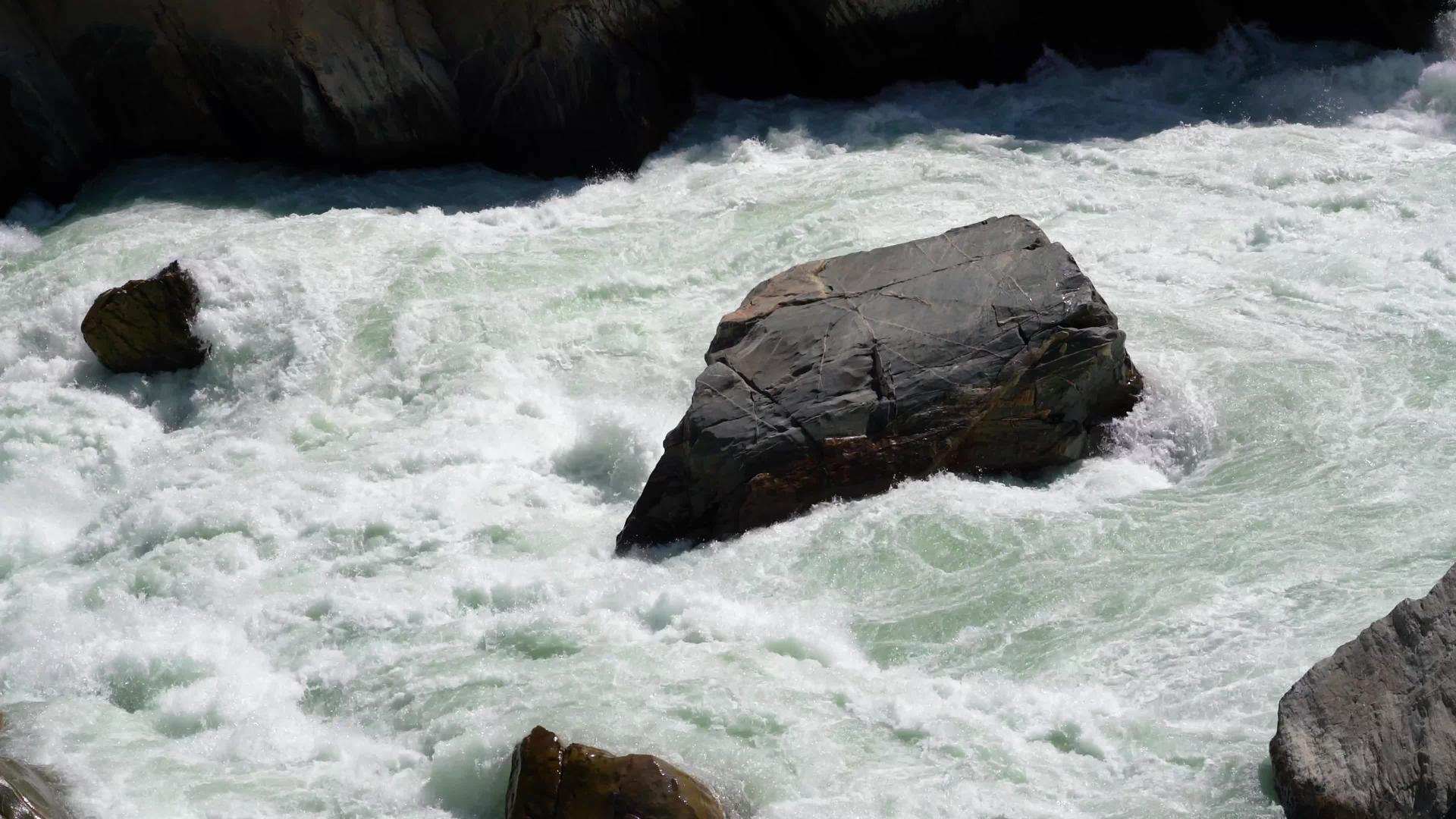 云南省香格里拉虎跳峡枯水期水流实拍视频视频的预览图