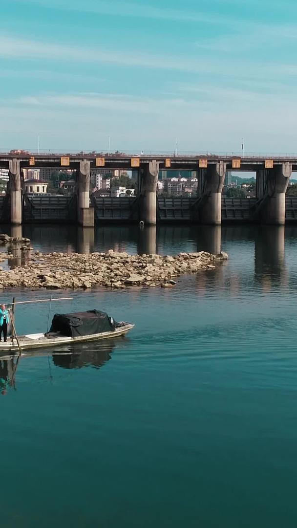 冷水江大坝上的渔船视频的预览图