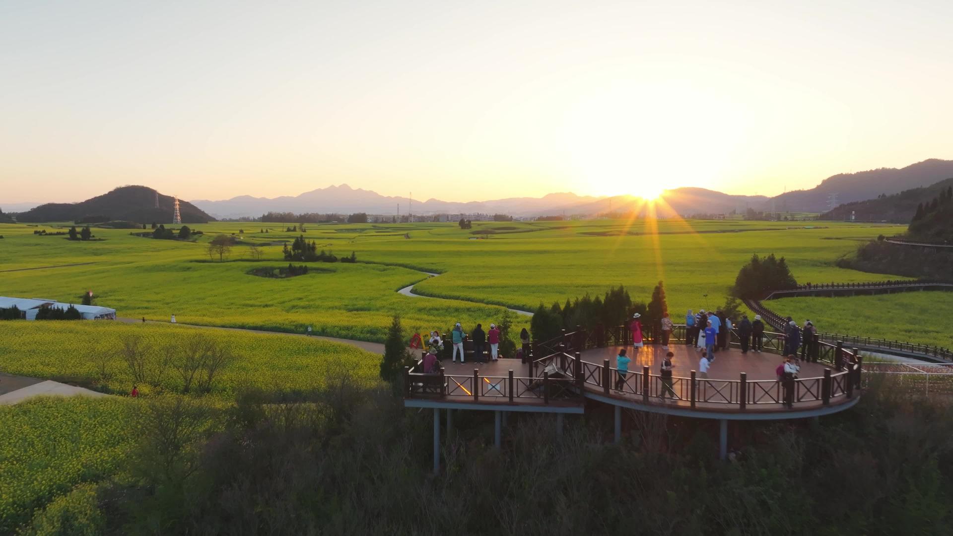 罗平金鸡峰景区4k航拍观景台日落风景视频的预览图