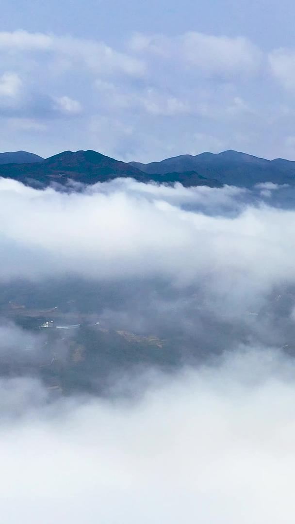 在云雾中航拍山脉集中在云雾中视频的预览图