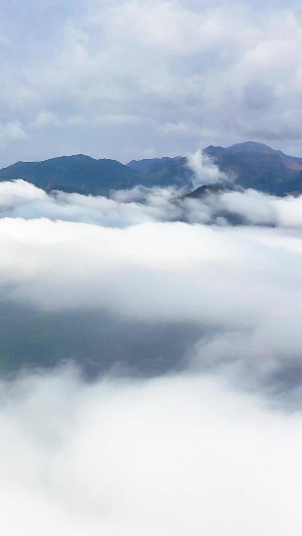 在云雾中航拍山脉集中在云雾中视频的预览图