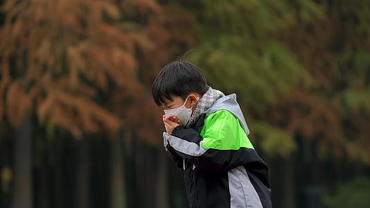 4K秋季户外儿童戴口罩流感咳嗽视频的预览图