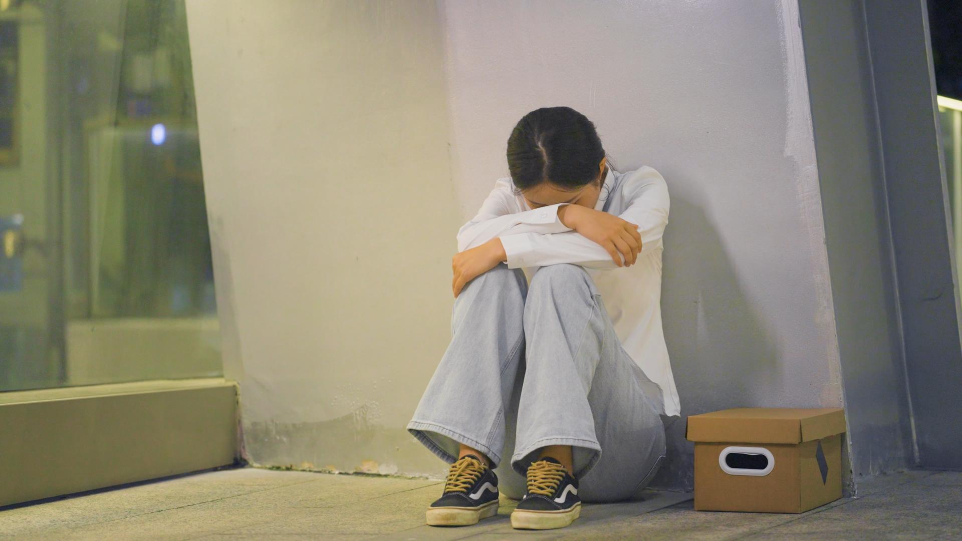 4k情绪低落的女人坐在角落里悲伤悲伤视频的预览图