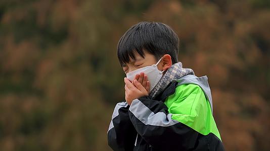 4K户外秋季儿童戴口罩咳嗽流感视频的预览图