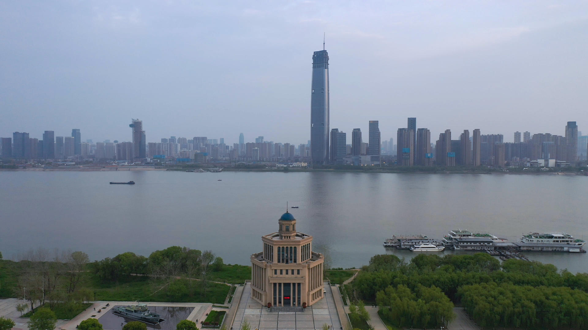 航拍风光城市武汉地标江滩公园抗洪救灾纪念馆教育4k素材视频的预览图