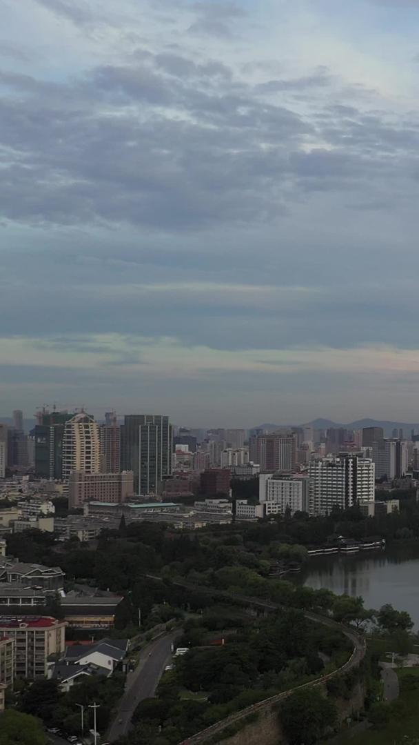 南京玄武湖日出航拍城市建筑群CBD视频的预览图