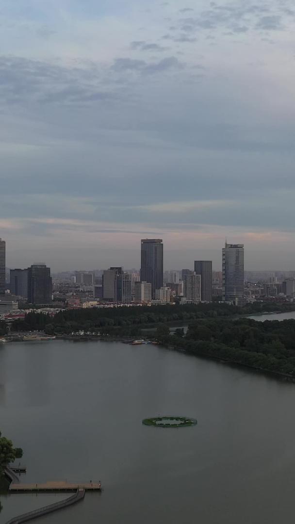 南京玄武湖日出航拍城市建筑群CBD视频的预览图