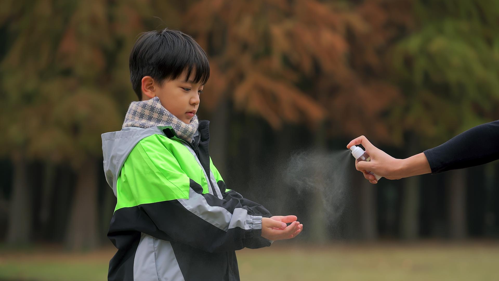4K秋冬季节小男孩疫情期间广公园手部消毒视频的预览图