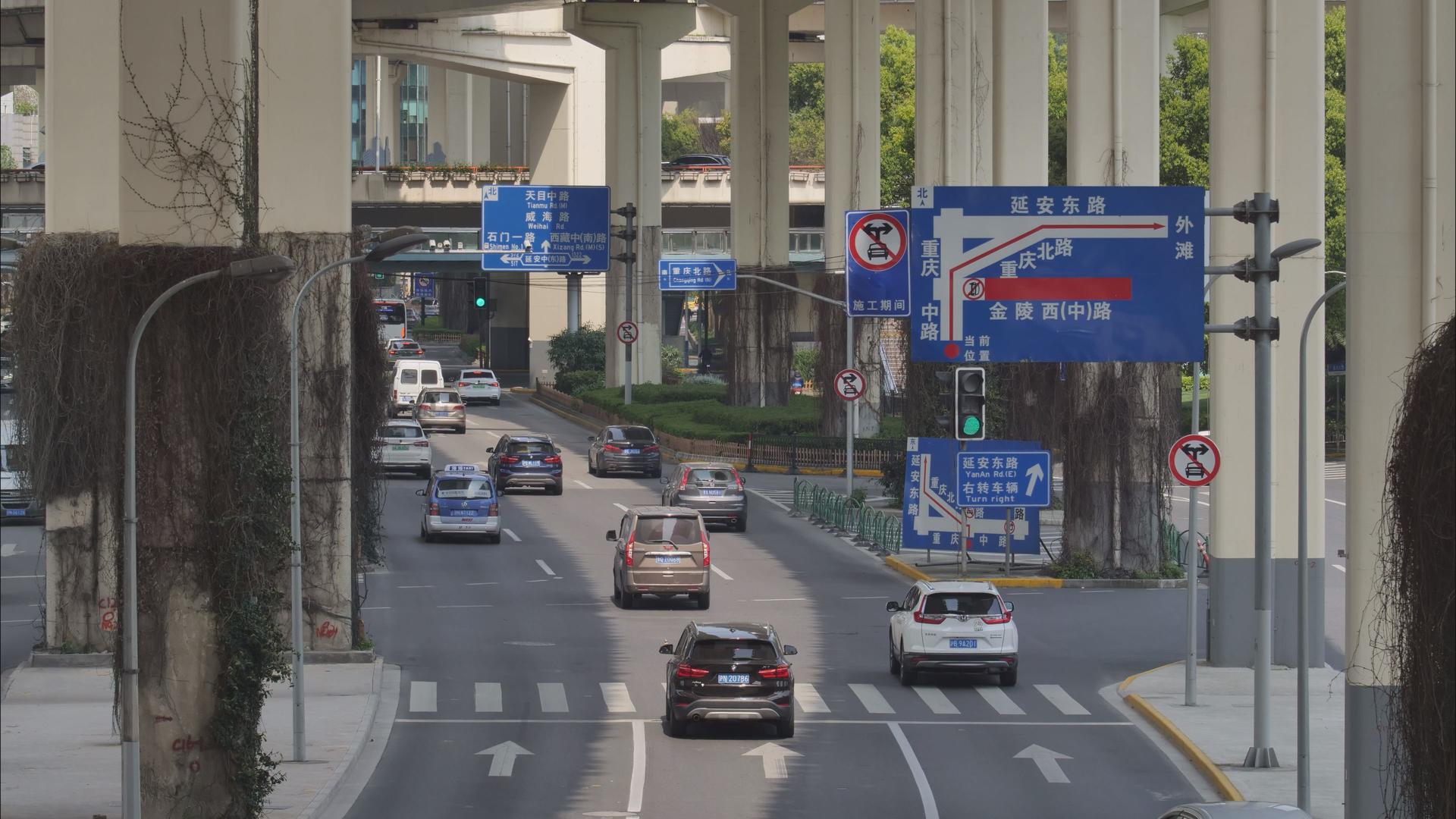 上海南北高架延安路高架交汇处车流延时4K视频的预览图