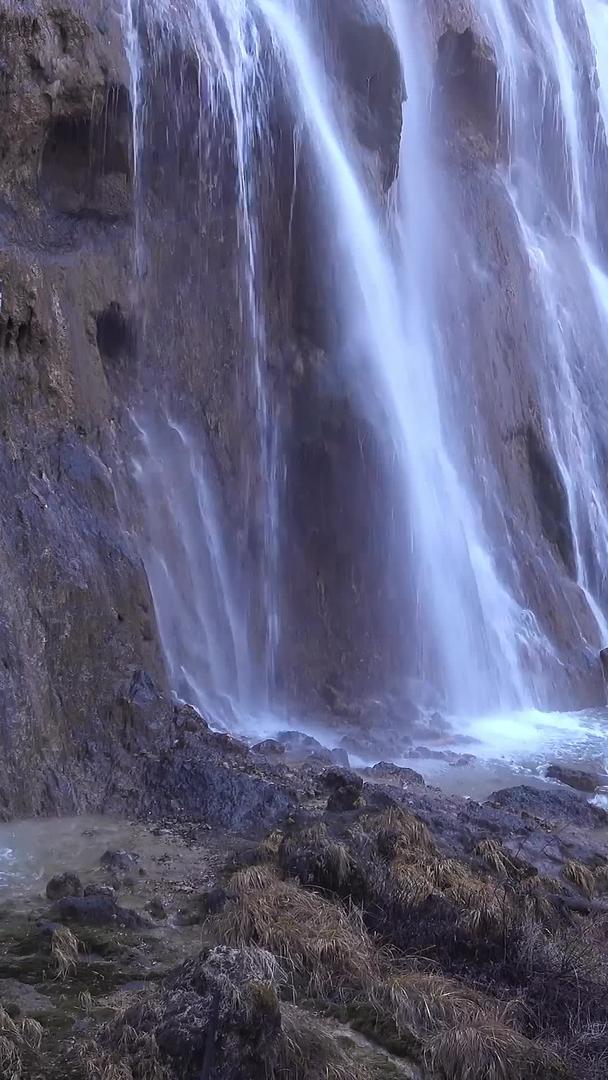 诺日朗瀑布实拍视频的预览图
