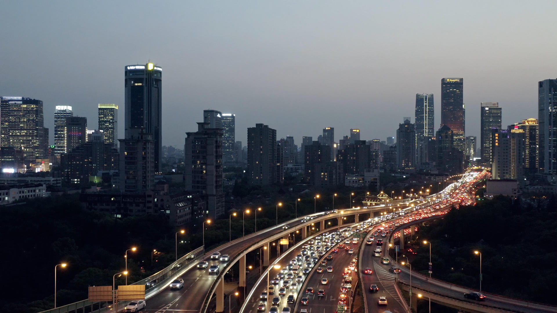 上海晚高峰城市交通航拍视频的预览图