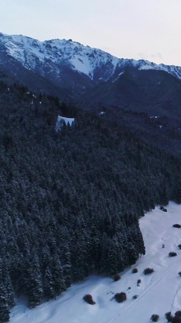 日出的雪山峡谷村庄视频的预览图