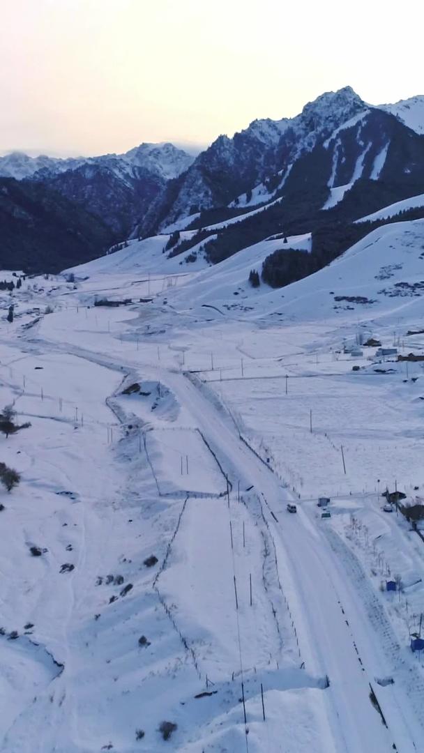 日出的雪山峡谷村庄视频的预览图