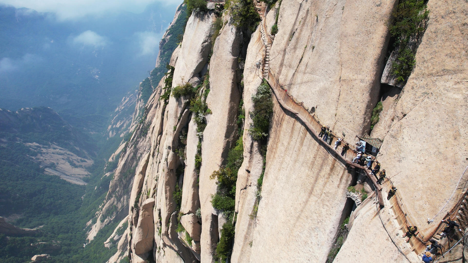 航拍西岳华山险道最险处长空栈道悬崖上攀登的人群4k素材视频的预览图