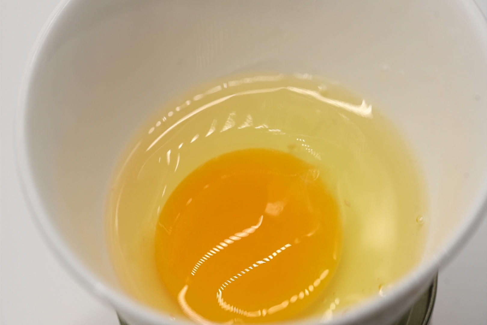 实拍鸡蛋打入碗中升格镜头视频的预览图