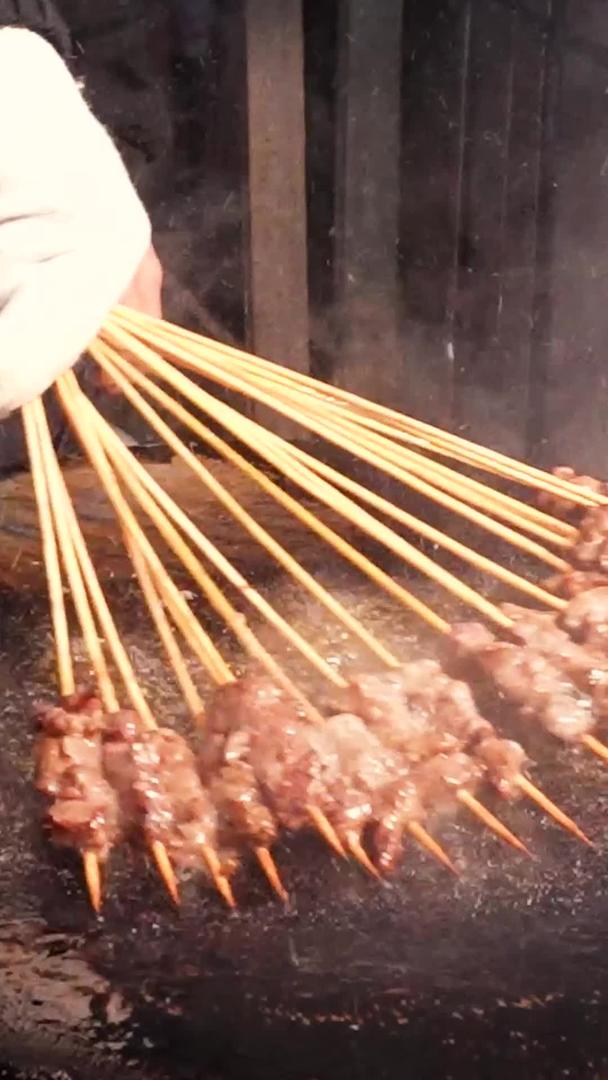 城市美食街中餐小吃铁板烤串制作工艺视频的预览图