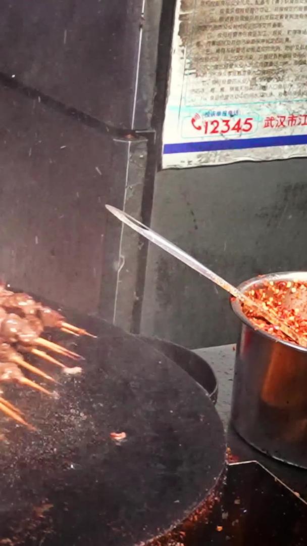 城市美食街中餐小吃铁板烤串制作工艺视频的预览图