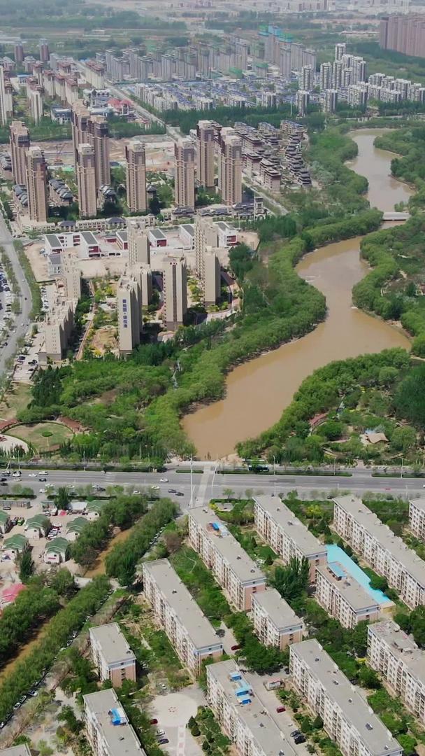 宁夏银川住宅楼和黄河穿过城市的航拍视频的预览图