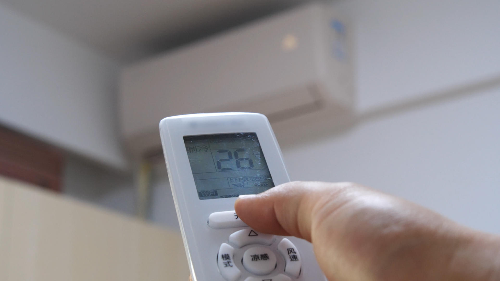 4K空调开空调夏日炎热避暑室内清凉视频的预览图