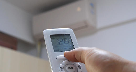 4K空调开空调夏日炎热避暑室内清凉视频的预览图
