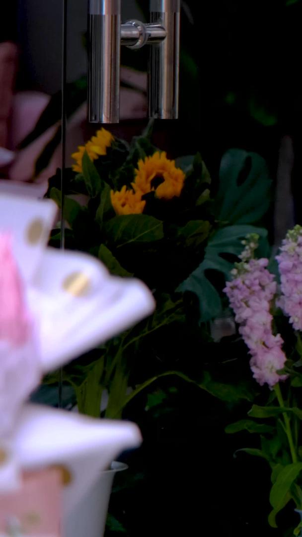 花店里卖的粉红玫瑰视频的预览图