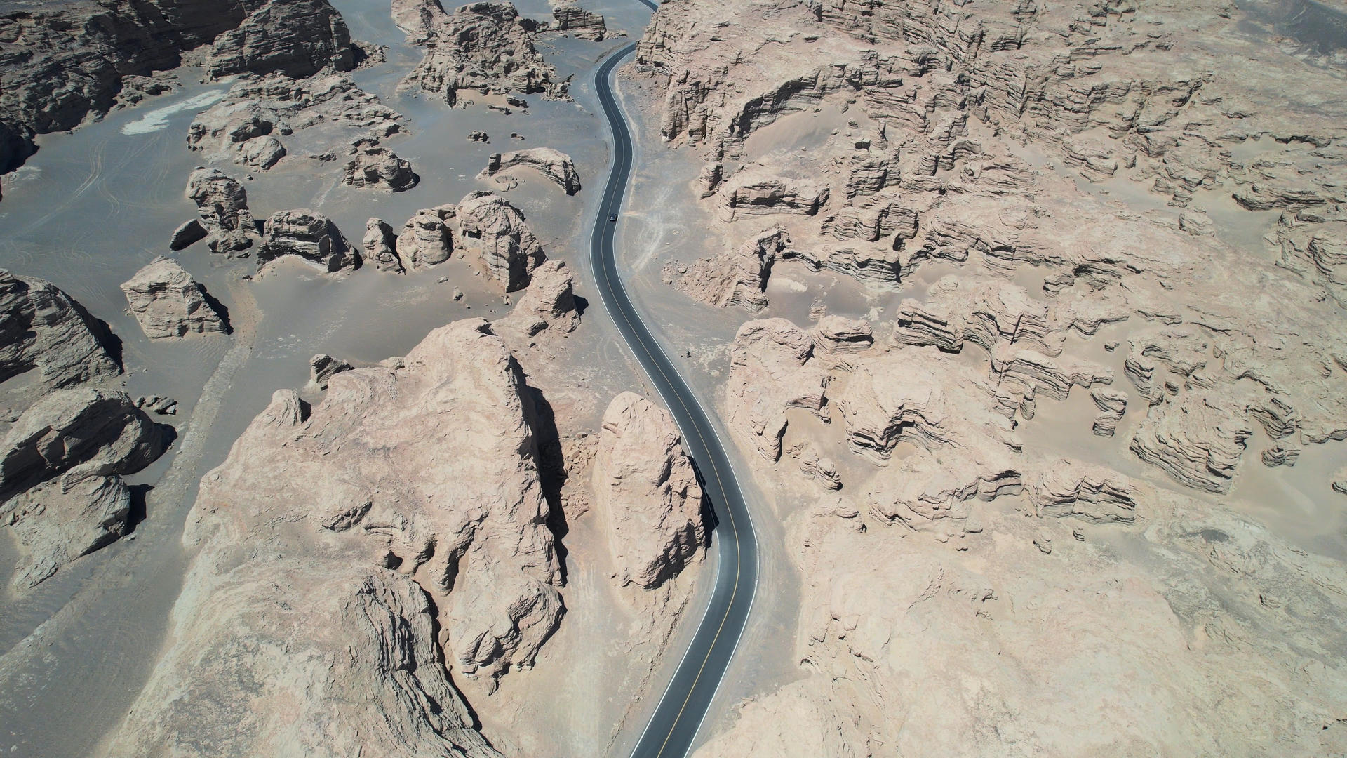 新疆哈密旅游魔鬼城无人区沙漠道路4k素材视频的预览图