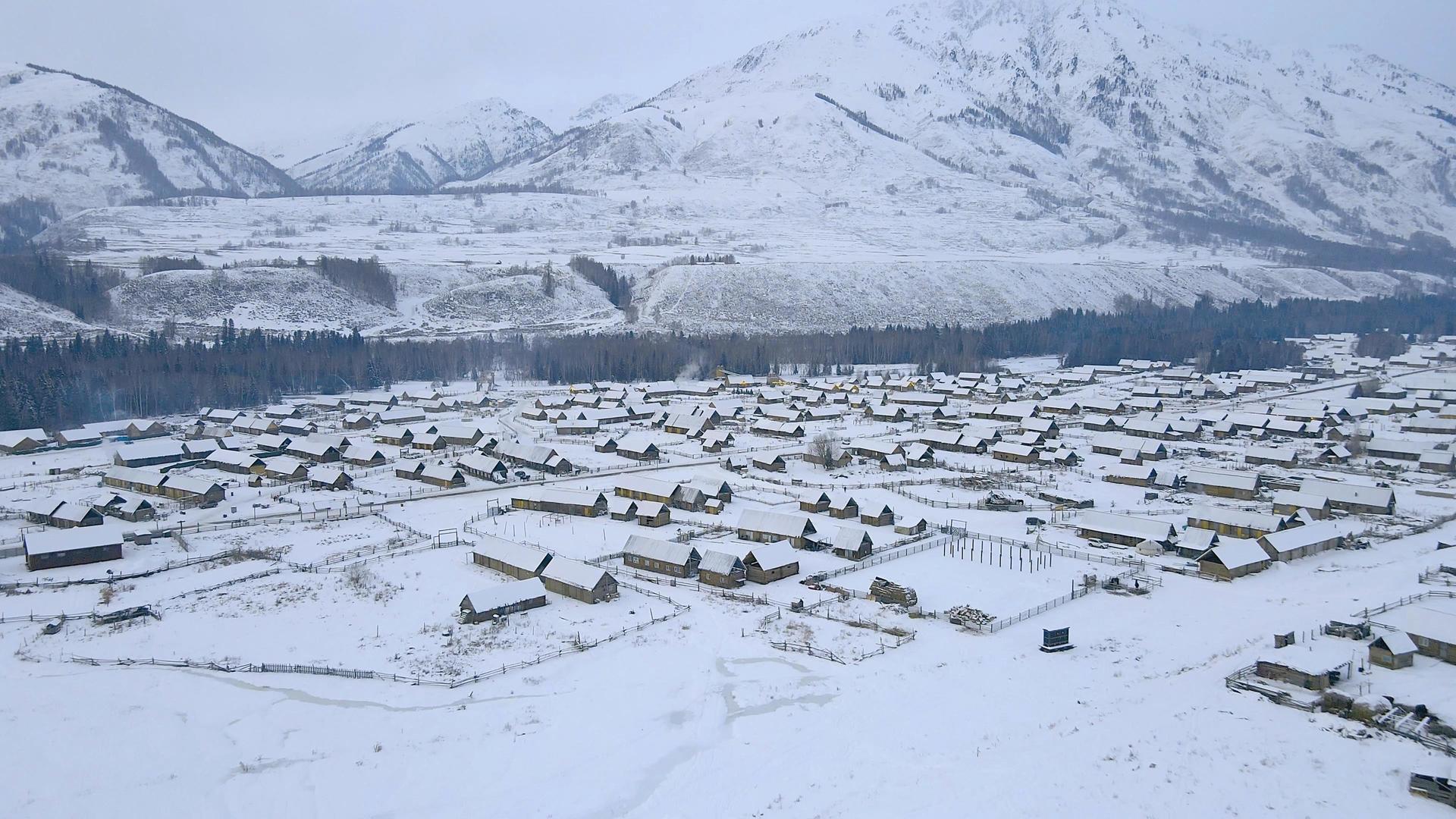冬日雪景新疆喀纳斯景区禾木村视频的预览图