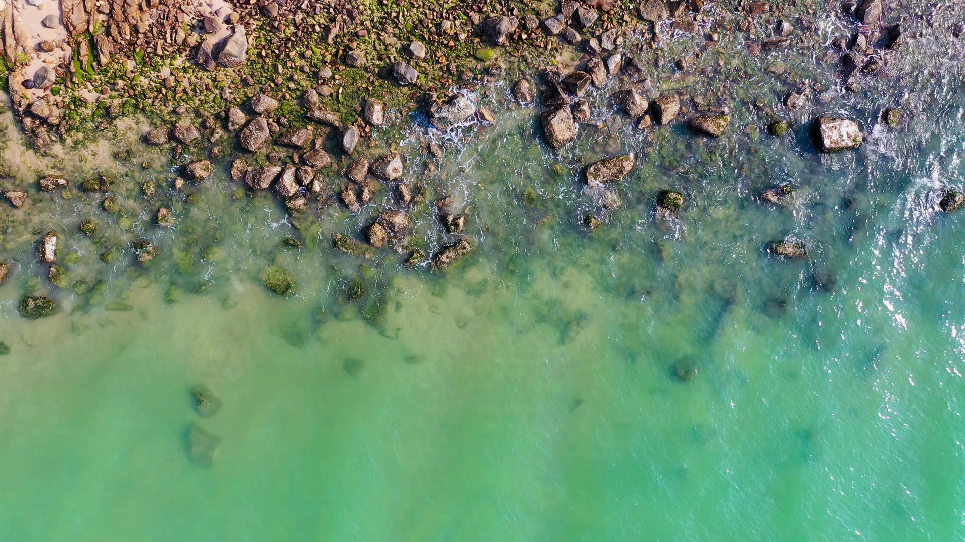 夏季海浪沙滩4K实拍自然风光大海海浪视频的预览图