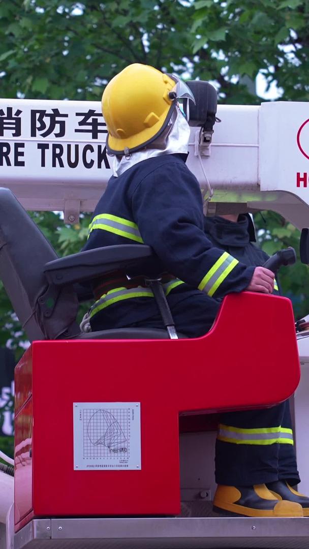 材料升格拍摄慢镜头升高喷射消防车消防员消防演习视频的预览图