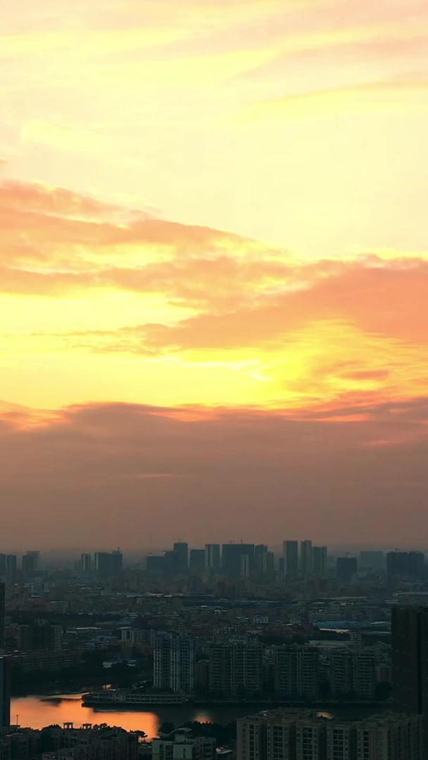 航拍城市日落夕阳火烧云延时摄影视频的预览图