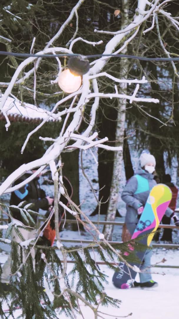 一群朋友在冬天遇到滑雪场滑雪场滑雪场视频的预览图