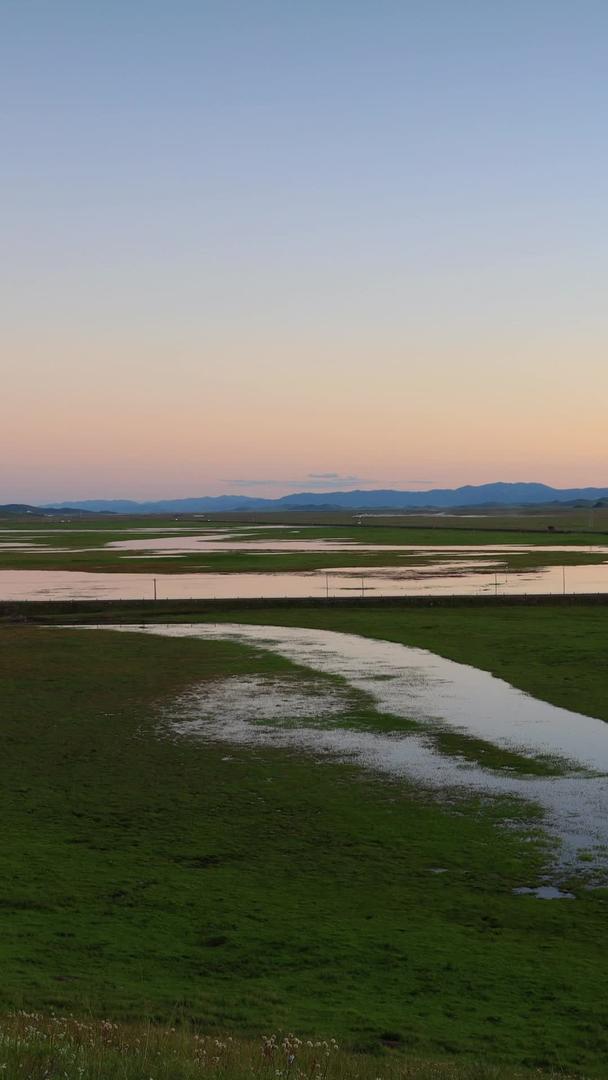 草原日落和蜿蜒河流延时视频视频的预览图