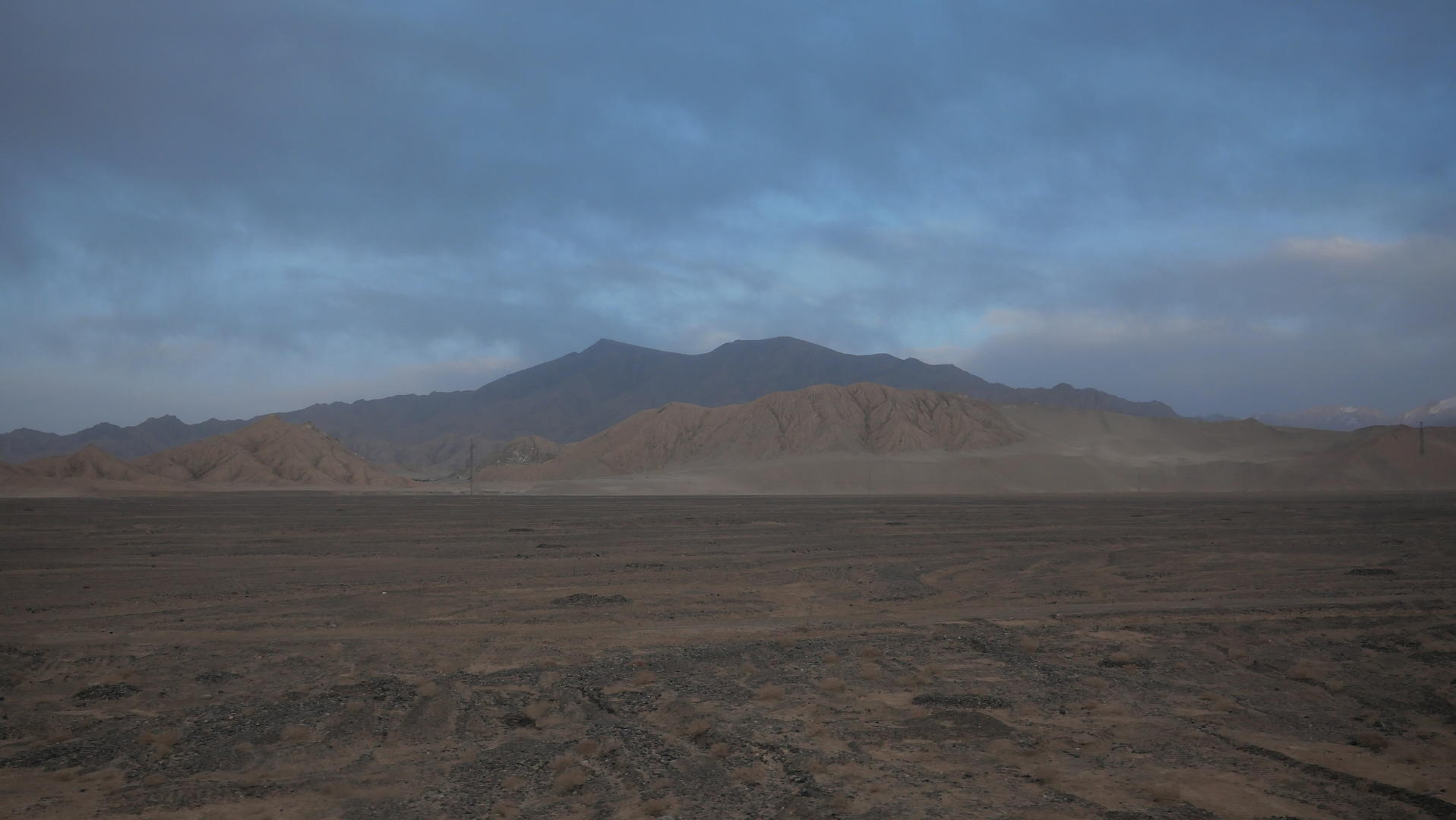 京藏铁路窗外的风景视频的预览图
