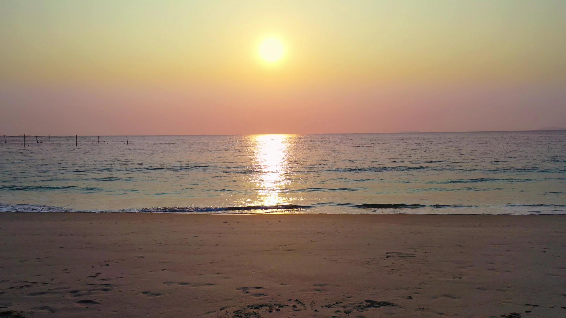 夏日日落拍打沙滩大海唯美美丽视频的预览图