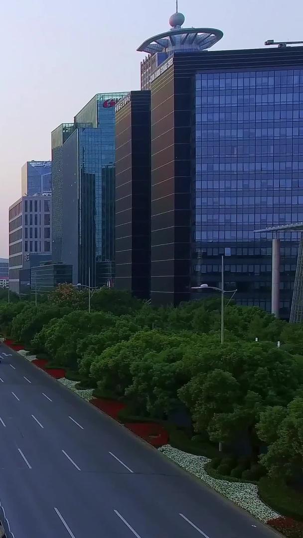 晚高峰时段上海城市交通流量视频的预览图