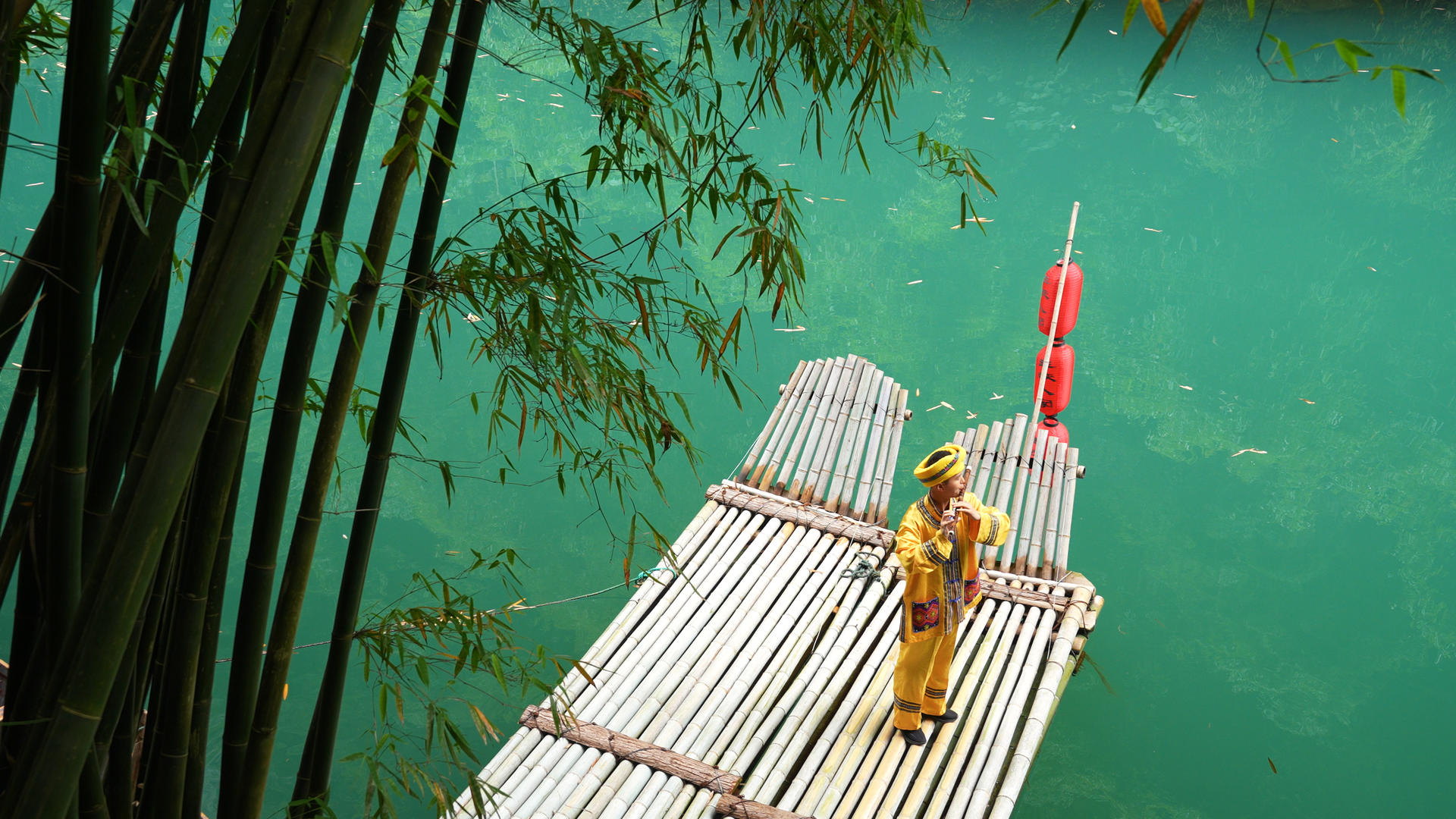 湖北三峡旅游清澈的长江竹筏上吹奏竹笛的人4k素材视频的预览图
