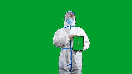 穿着防护服的医护人员展示平板电脑绿幕视频的预览图