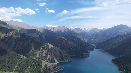 航拍新疆5A级旅游景区天山天池高原湖泊自然风光4k素材视频的预览图