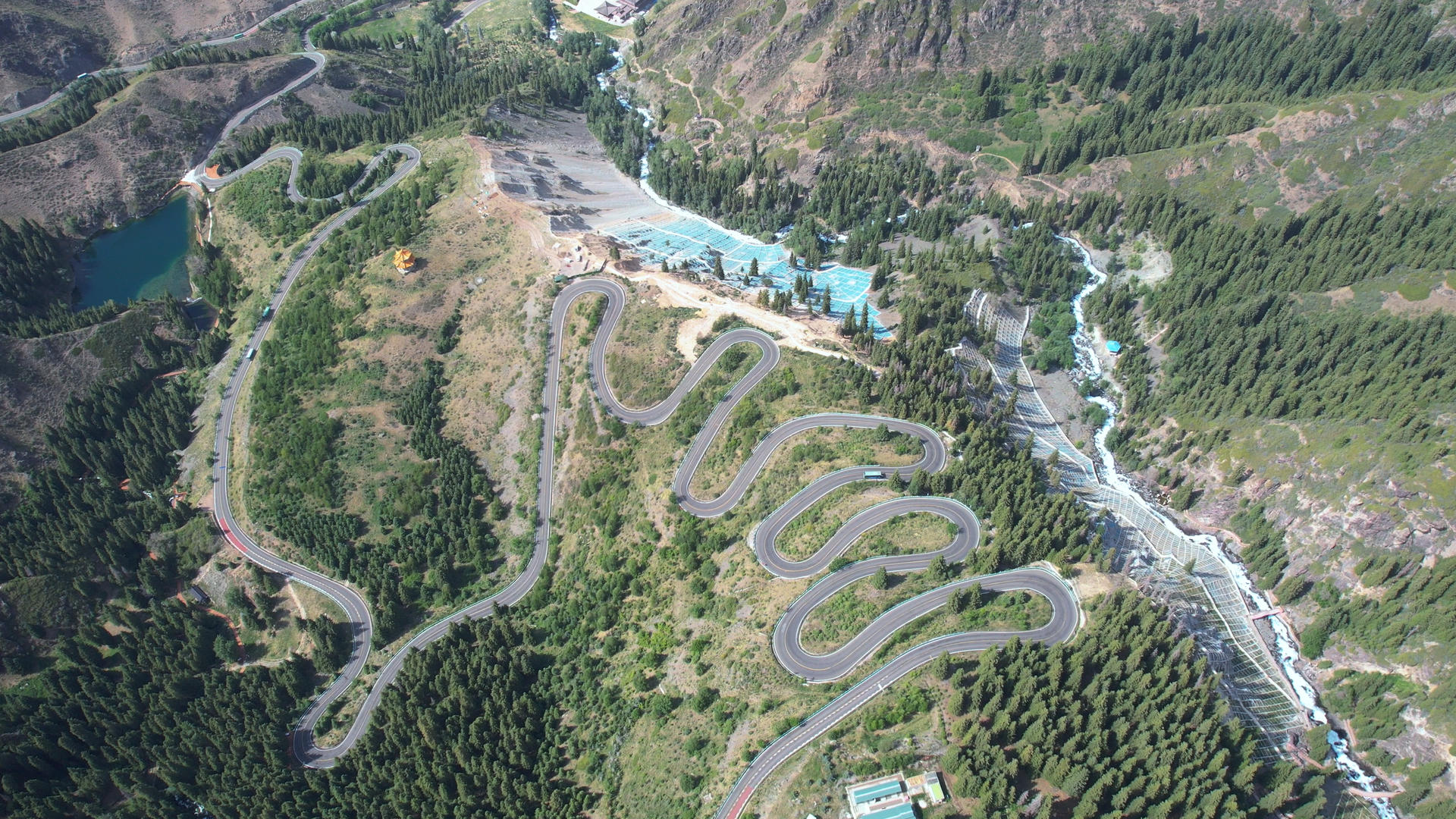 航拍新疆天山上蜿蜒曲折的盘山公路4k素材视频的预览图