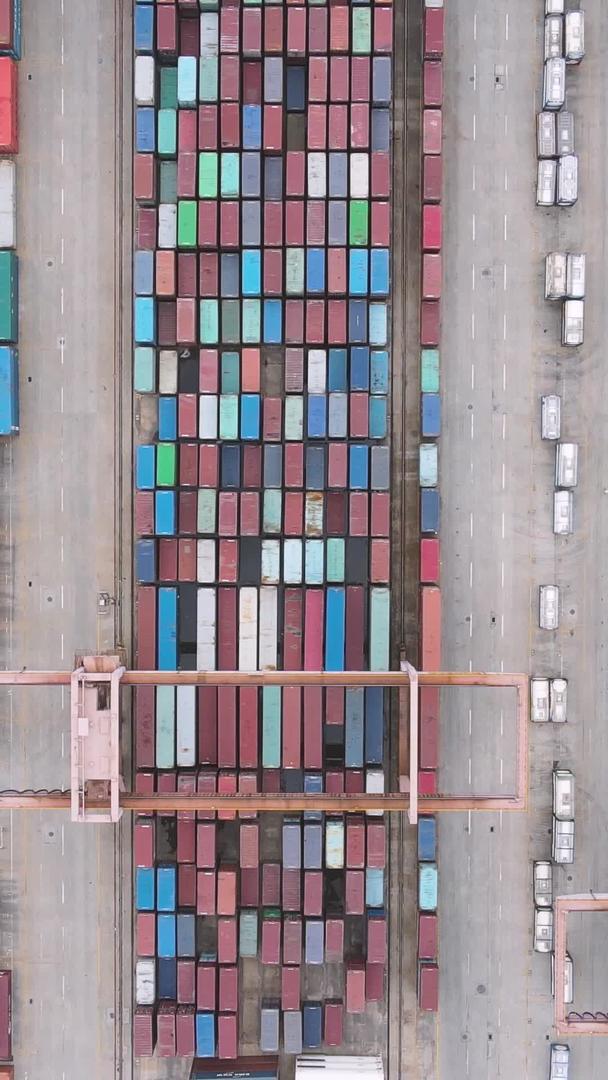 航拍港口码头集装箱货物工业素材视频的预览图