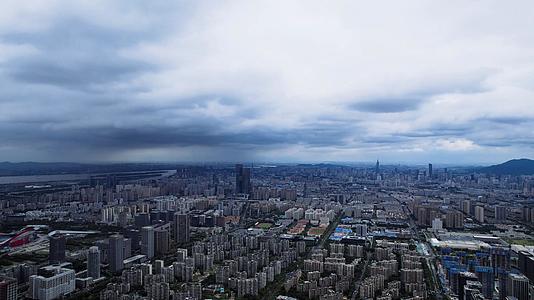 暴雨前夕的城市乌云密布4K航拍南京城市天际线河西金鹰世界视频的预览图